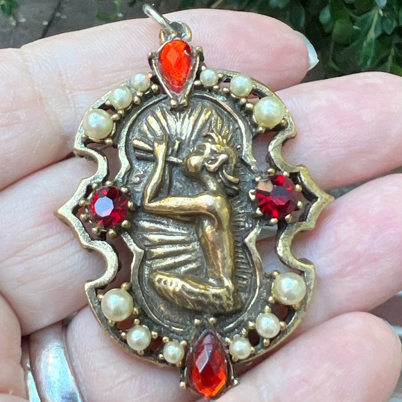 VINTAGE LARGE PENDANT BY CORO CHERUB ANGEL PLAYING FLUTE RED RHINESTONES PEARLS - Picture 11 of 16